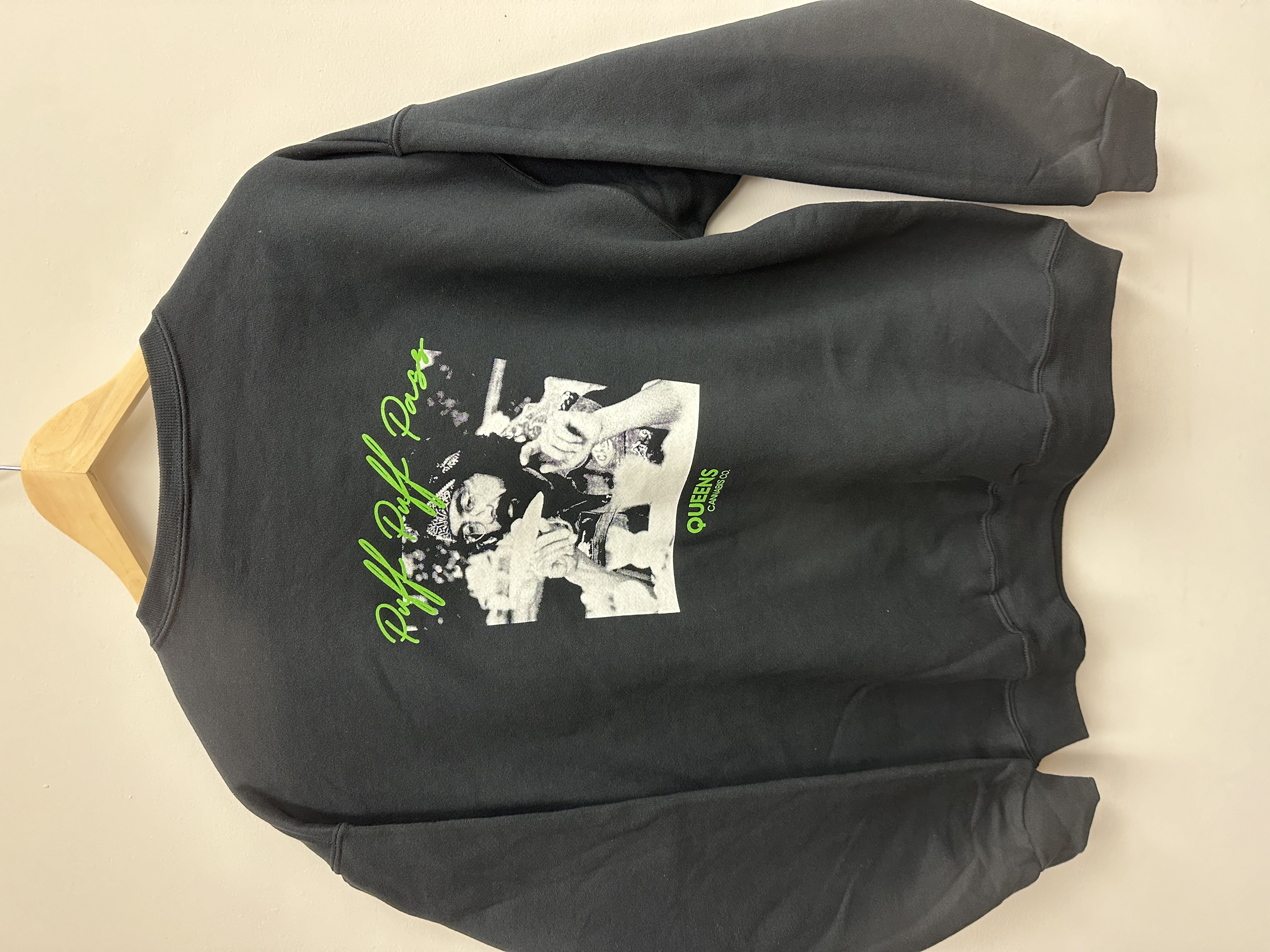 Queens Cannabis Co : Queens Crewneck Black CHONG (L)